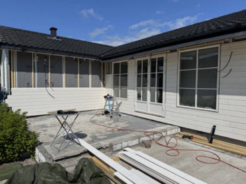 Terrasse under oppbygging ved husvegg